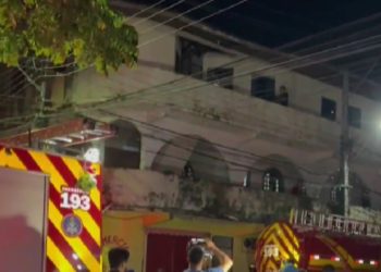 Chamas consomem apartamentos no Nova Esperança e três moradores ficam presos