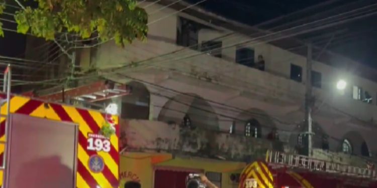 Chamas consomem apartamentos no Nova Esperança e três moradores ficam presos