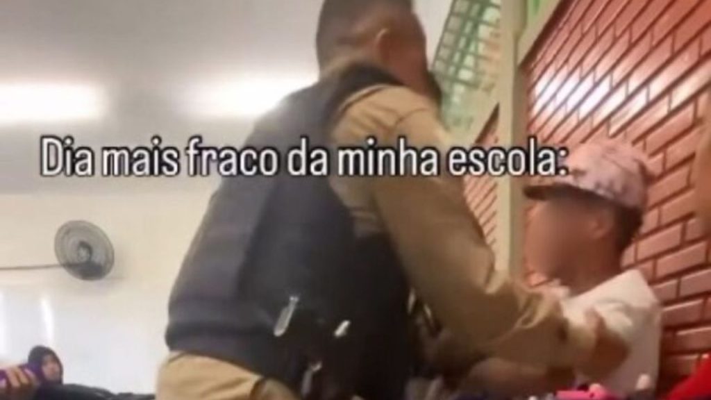 Vídeo: PM é acionado para retirar aluno de 17 anos que havia sido suspenso da escola