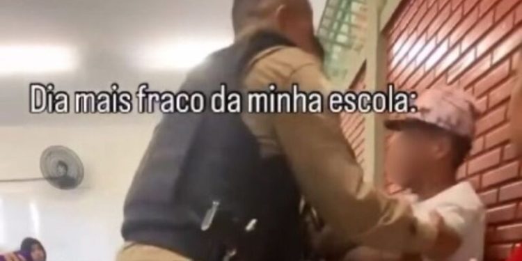 Vídeo: PM é acionado para retirar aluno de 17 anos que havia sido suspenso da escola
