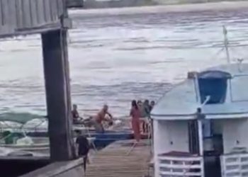 Embarcação naufraga no porto de Itacoatiara e moradores correm para socorrer vítimas