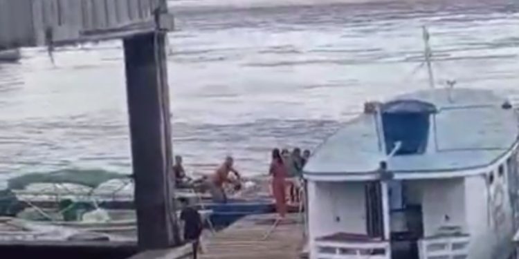 Embarcação naufraga no porto de Itacoatiara e moradores correm para socorrer vítimas