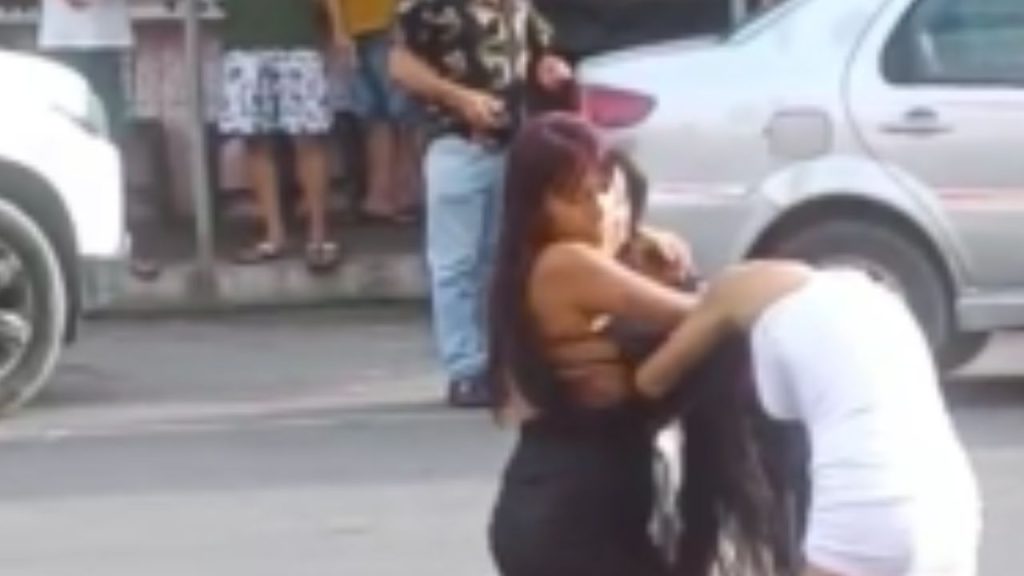 Vídeo mostra novinhas brigando no 'puxão de cabelo' no meio da rua em Manaus