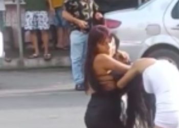 Vídeo mostra novinhas brigando no 'puxão de cabelo' no meio da rua em Manaus