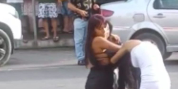 Vídeo mostra novinhas brigando no 'puxão de cabelo' no meio da rua em Manaus