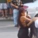 Vídeo mostra novinhas brigando no 'puxão de cabelo' no meio da rua em Manaus