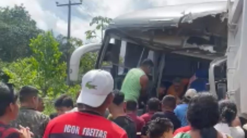 Veja o vídeo: Ônibus fica destruíd0 após colisã0 com caçamba na AM-010