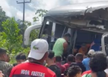 Veja o vídeo: Ônibus fica destruíd0 após colisã0 com caçamba na AM-010