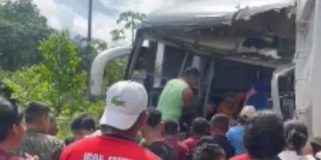 Veja o vídeo: Ônibus fica destruíd0 após colisã0 com caçamba na AM-010