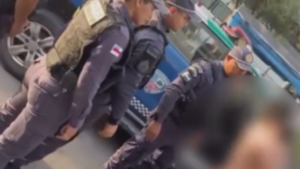 Vídeo: Policiais militares agem rápido e salvam bebê de 1 ano engasgad4 na Cidade Nova