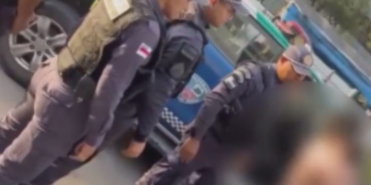 Vídeo: Policiais militares agem rápido e salvam bebê de 1 ano engasgad4 na Cidade Nova