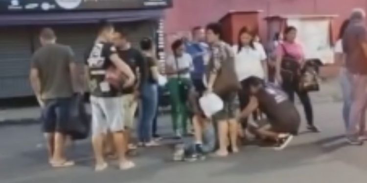 Vídeo: Motociclista e pedestre ficam ferid0s após c0lisão no Centro de Manaus