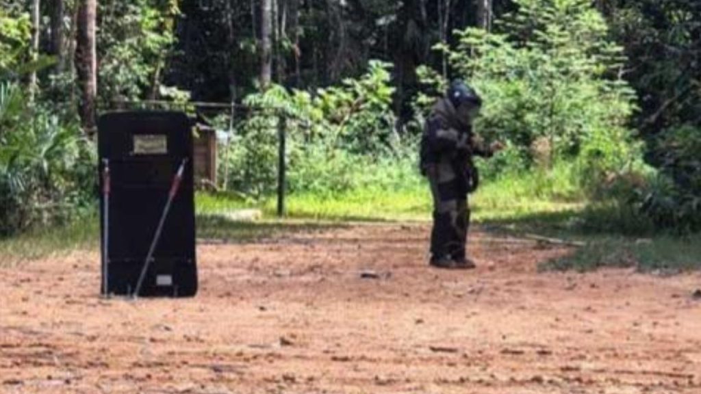 Granada é encontrada por policiais em área de mata no bairro Tarumã