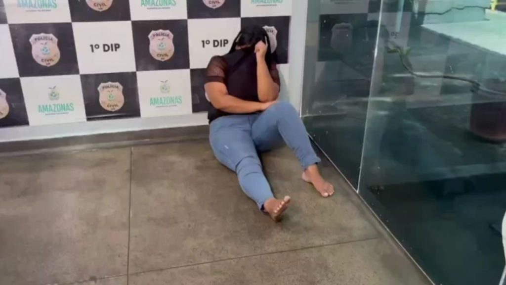 Namorado foge e deixa jovem ser pres4 após furt0 de celular em ônibus no Centro de Manaus