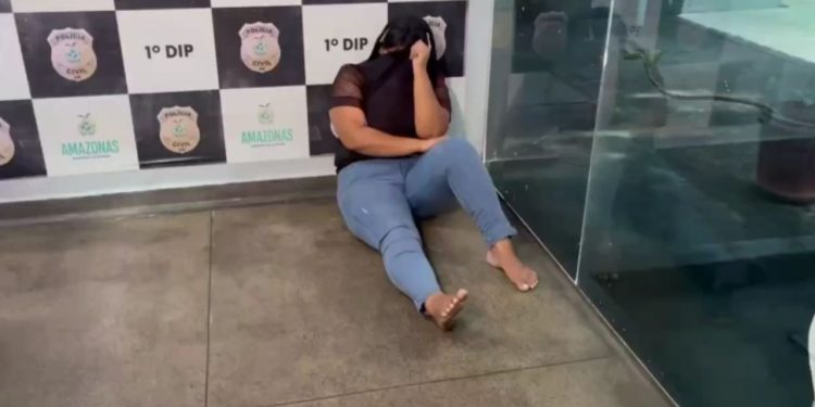 Namorado foge e deixa jovem ser pres4 após furt0 de celular em ônibus no Centro de Manaus