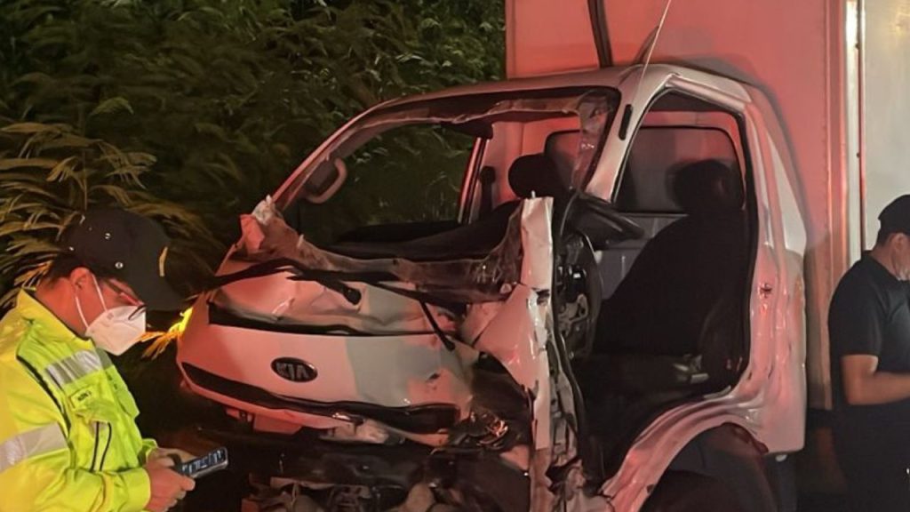 Colisão entre caminhões deixa feridos e um motorista preso às ferragens no Distrito Industrial
