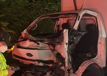 Colisão entre caminhões deixa feridos e um motorista preso às ferragens no Distrito Industrial