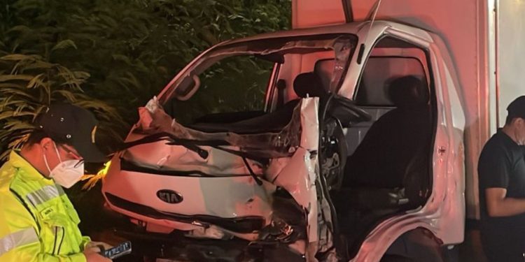 Colisão entre caminhões deixa feridos e um motorista preso às ferragens no Distrito Industrial
