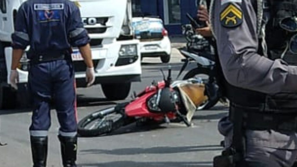 Ao tentar escapar de blitz, motociclista bate em outro e causa acident3 no Armando Mendes