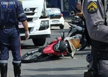 Ao tentar escapar de blitz, motociclista bate em outro e causa acident3 no Armando Mendes