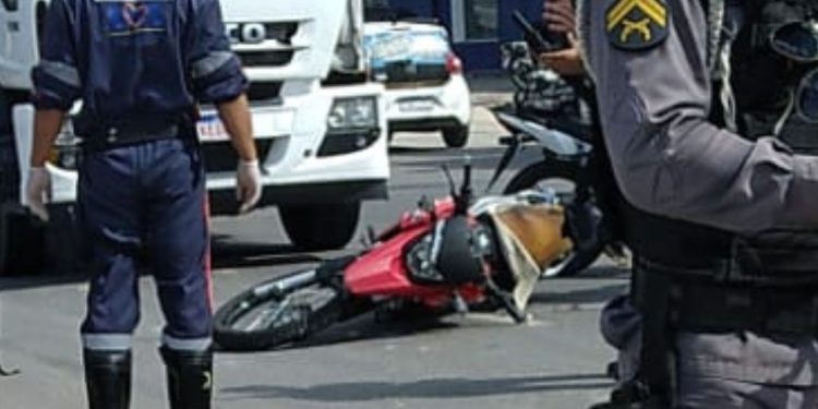 Ao tentar escapar de blitz, motociclista bate em outro e causa acident3 no Armando Mendes