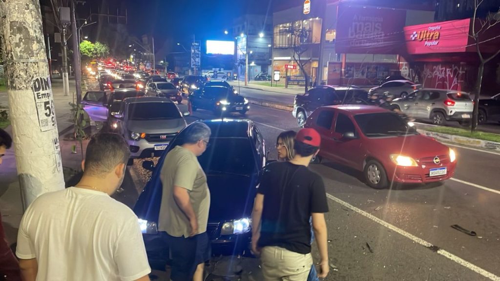 Entregador quase m0rr3 durante a entrega ao ser atingido por carro na Djalma Batista