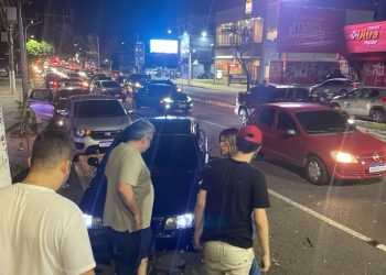 Entregador quase m0rr3 durante a entrega ao ser atingido por carro na Djalma Batista