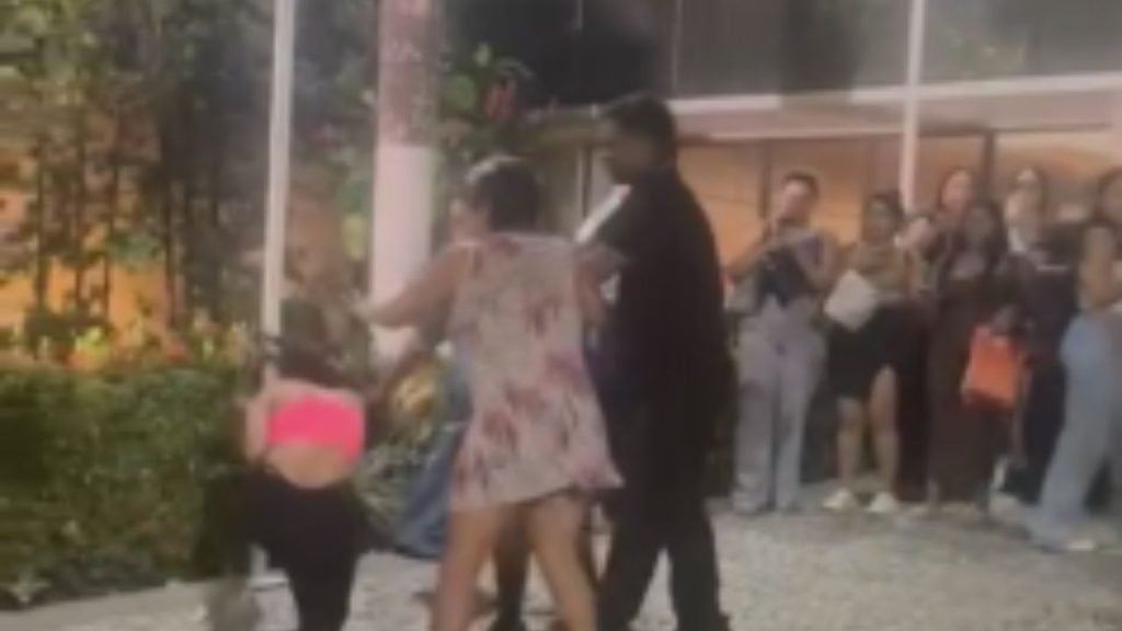 Vídeo: Mãe agrid3 jovem com t4pas na entrada da Fametro: 'Chamou meu filho de macaco'