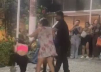 Vídeo: Mãe agrid3 jovem com t4pas na entrada da Fametro: 'Chamou meu filho de macaco'