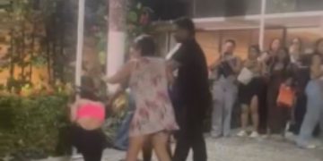 Vídeo: Mãe agrid3 jovem com t4pas na entrada da Fametro: 'Chamou meu filho de macaco'