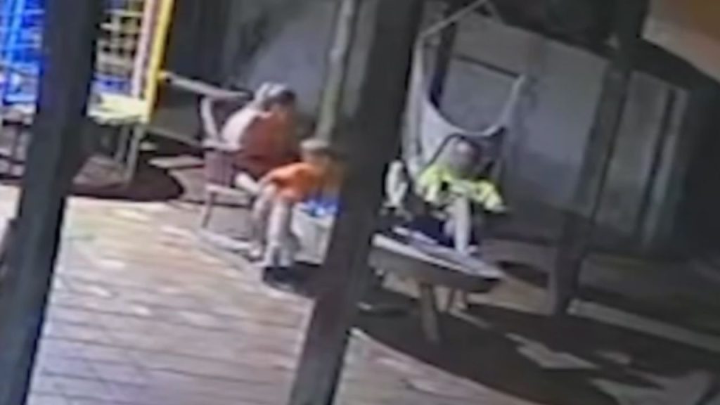 Menino de 2 anos disp4ra acidentalmente arm4 deixada em mesa e mat4 a própria mãe; VEJA