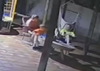 Menino de 2 anos disp4ra acidentalmente arm4 deixada em mesa e mat4 a própria mãe; VEJA