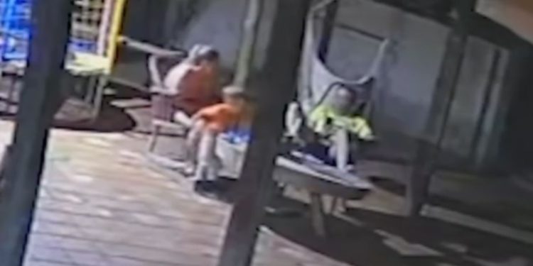 Menino de 2 anos disp4ra acidentalmente arm4 deixada em mesa e mat4 a própria mãe; VEJA