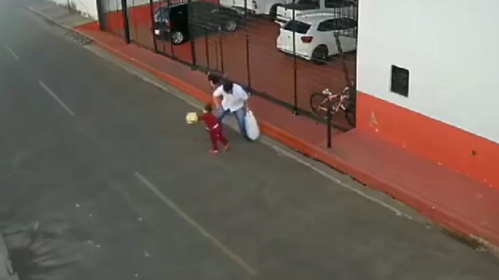 Vídeo mostra padrasto batend0 violent4mente na enteada de 2 anos na rua