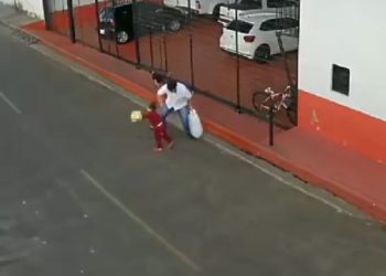 Vídeo mostra padrasto batend0 violent4mente na enteada de 2 anos na rua