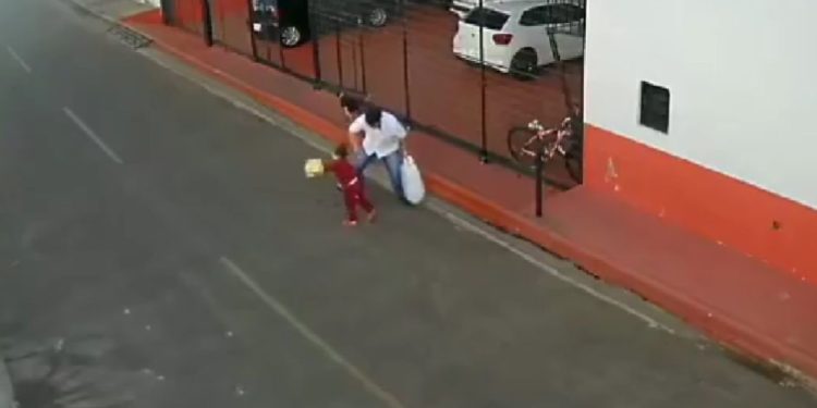 Vídeo mostra padrasto batend0 violent4mente na enteada de 2 anos na rua