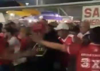 VÍDEO: Torcida do Garantido invade Sambódromo após portões serem fechados por conta da lotação