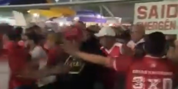 VÍDEO: Torcida do Garantido invade Sambódromo após portões serem fechados por conta da lotação