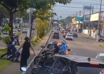 Briga entre motoristas na Constantino Nery é interrompida por homem 4rmado