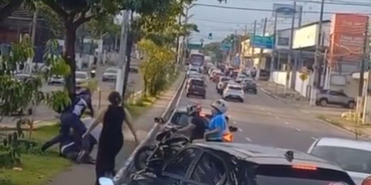 Briga entre motoristas na Constantino Nery é interrompida por homem 4rmado