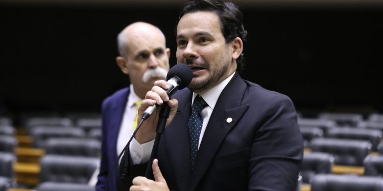 Capitão Alberto Neto defende BR-319 com controle ambiental de alta tecnologia e rebate argumentos contra a pavimentação e tese do ‘desmatamento inevitável’