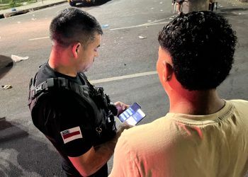 Em operação contra adegas, polícia apreende motos e pr3nde foragido curtindo a noitada em Manaus