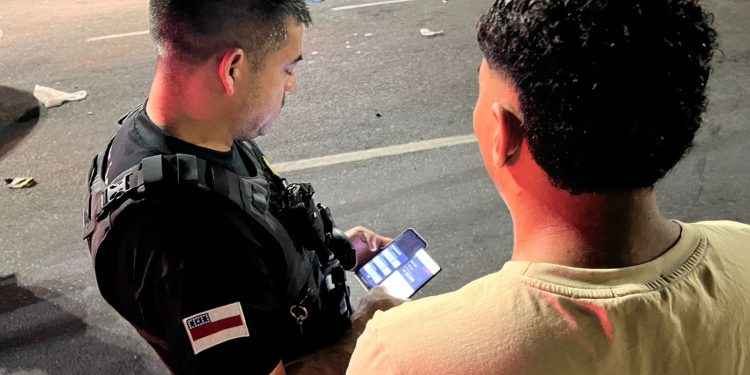 Em operação contra adegas, polícia apreende motos e pr3nde foragido curtindo a noitada em Manaus