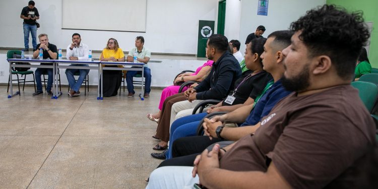 Em Parintins, reitor acompanha implantação de inédito mestrado em rede coordenado pela UEA