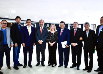 Senador Omar lidera comitiva do Amazonas em reunião com o governo para defender diálogo entre setor produtivo e meio ambiente no sul do estado