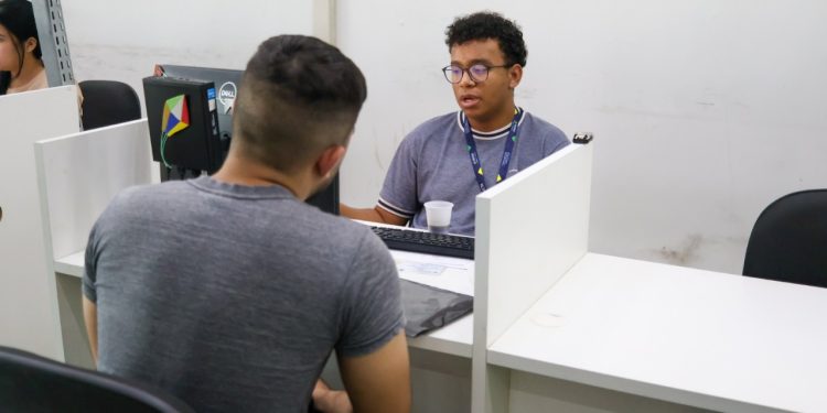 Veja como concorrer a 281 vagas de emprego para esta sexta-feira em Manaus