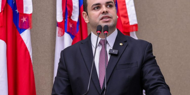 Deputado Roberto Cidade propõe medidas para garantir acesso à educação e reduzir evasão escolar no Amazonas