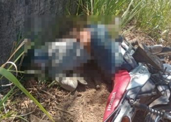 Imagem forte e urgente: motoqueiro é pap0cado a tir0s no Iranduba 