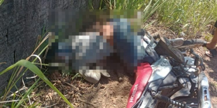 Imagem forte e urgente: motoqueiro é pap0cado a tir0s no Iranduba 
