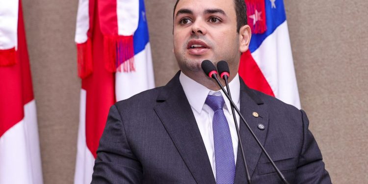 Leis de Roberto Cidade reforçam compromisso com a primeira infância no Amazonas